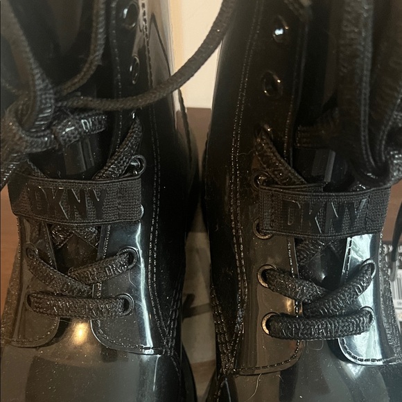 EUC DKNY Black Patent Leather Rain Lace-Up Boots Size 7 - Picture 6 of 10